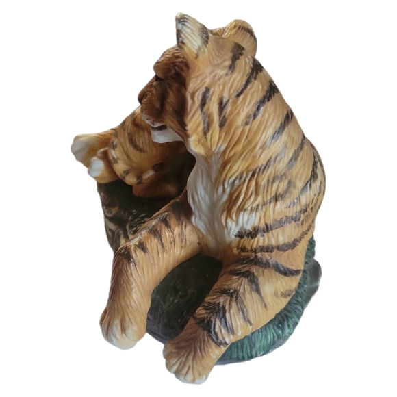 Vtg Bengal Tigress Mom Tiger Baby Cub Porcelain Figurine On Ceramic Rock Stone - Picture 5 of 6